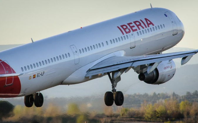 Avión de Iberia despegando en el aeropuerto de Barajas (Madrid).