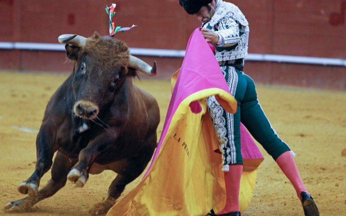 Morante de la Puebla realiza un lance durante una corrida de toros en...
