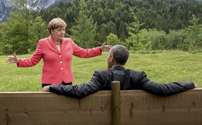 La canciller alemana, Angela Merkel (i), conversa con presidente de...