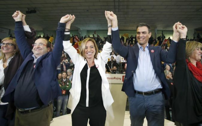 El secretario general del PSOE, Pedro Sánchez, junto a la candidata...