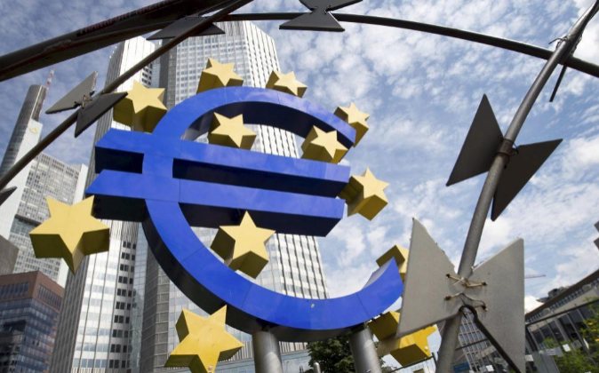 Vista de la escultura con el logo del euro que decora los alrededores...