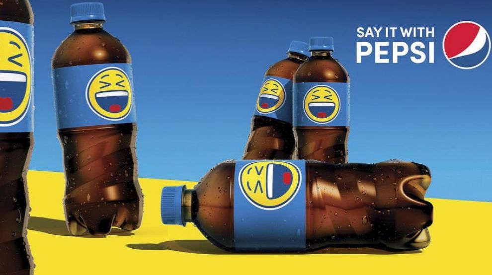 Emoticonos en las etiquetas de botellas y latas de Pepsi.