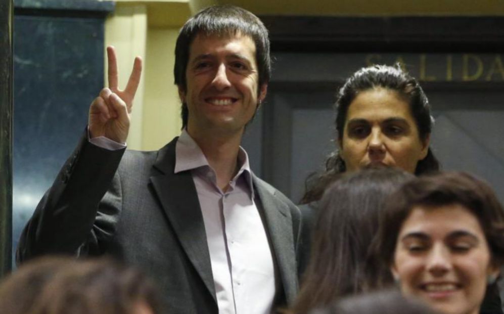 El diputado de Podemos Juan Manuel del Olmo saluda a su llegada al...