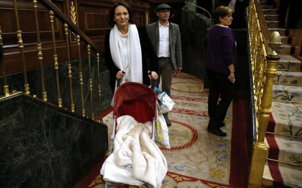 La diputada de Podemos Carolina Bescansa llega con su beb al...