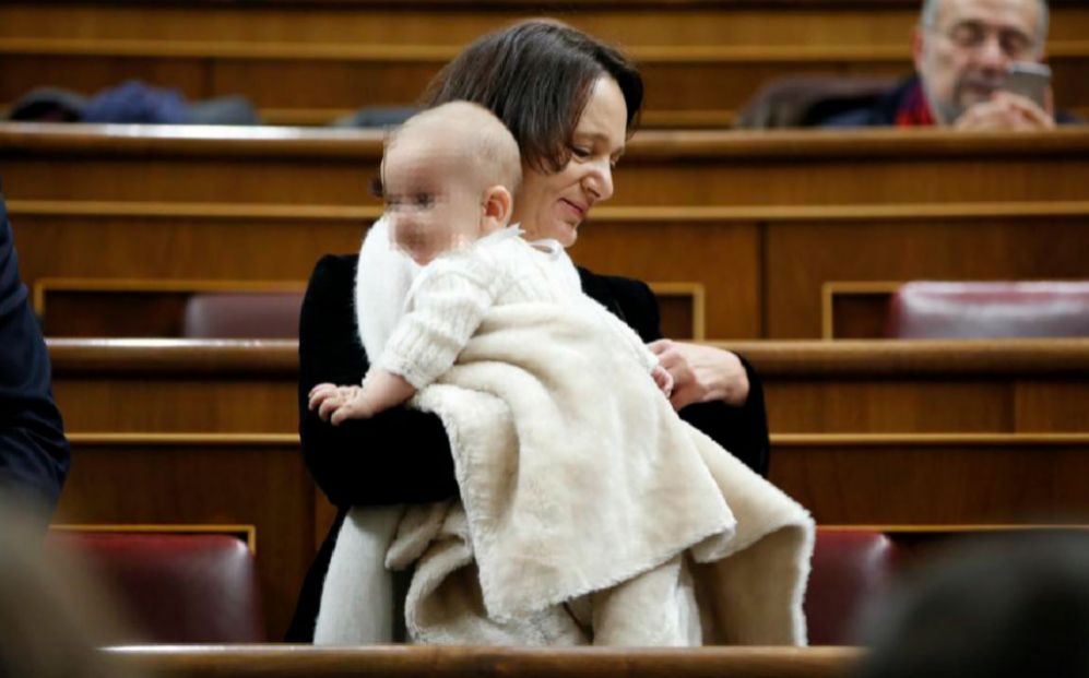 La diputada de Podemos Carolina Bescansa, su beb en brazos hoy en el...