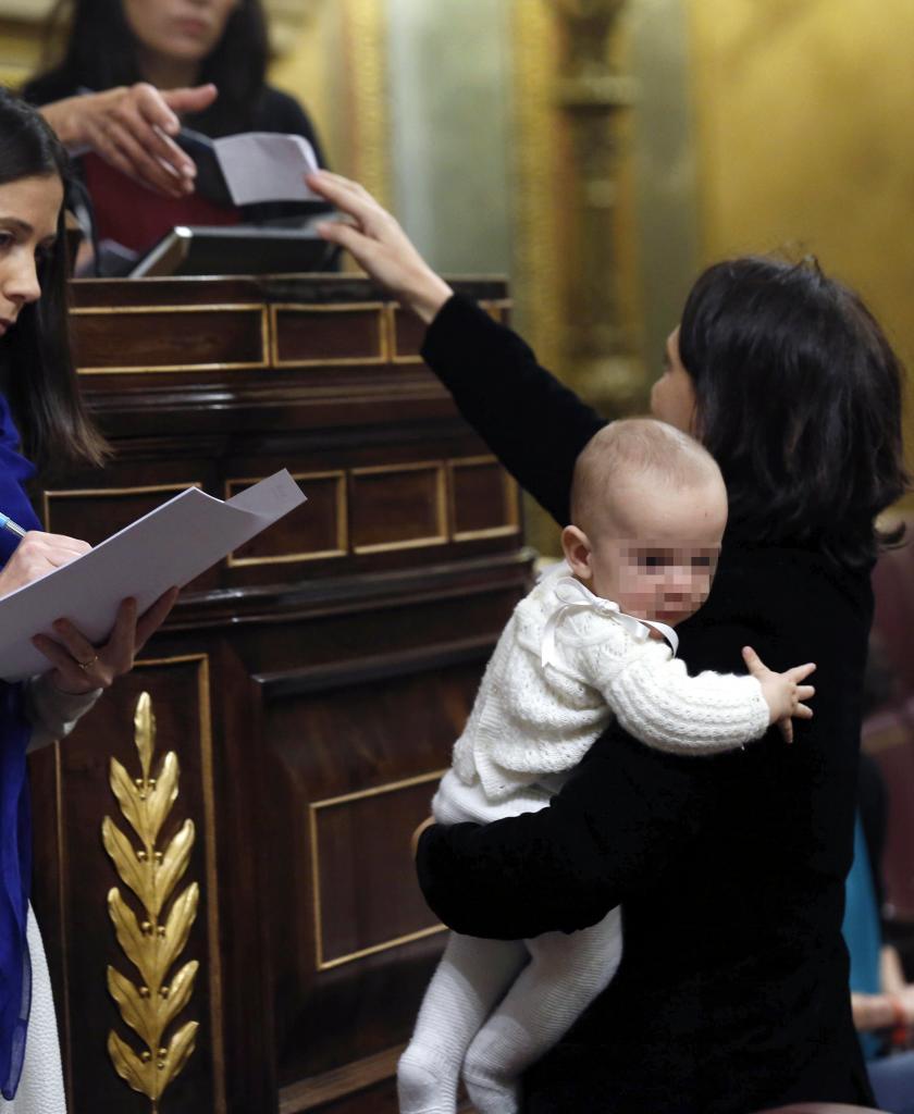 La diputada de Podemos Carolina Bescansa, su beb en brazos, vota...