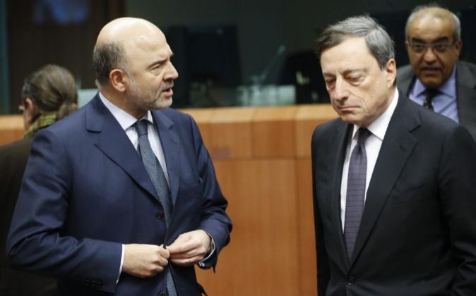 Mario Draghi conversa con el comisario europeo de Asuntos Económicos,...