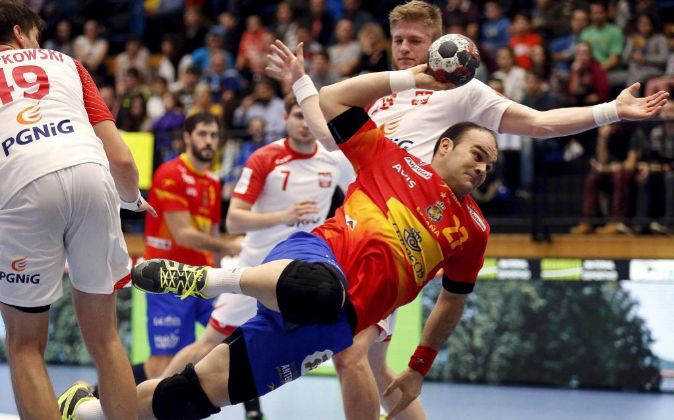 El jugador de España Rafael Baena ataca ante Polonia durante el...