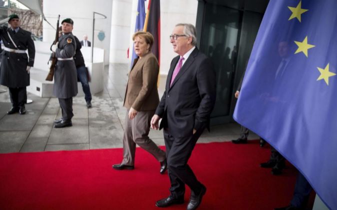 La canciller alemana, Angela Merkel (2ºdcha), camina junto al...