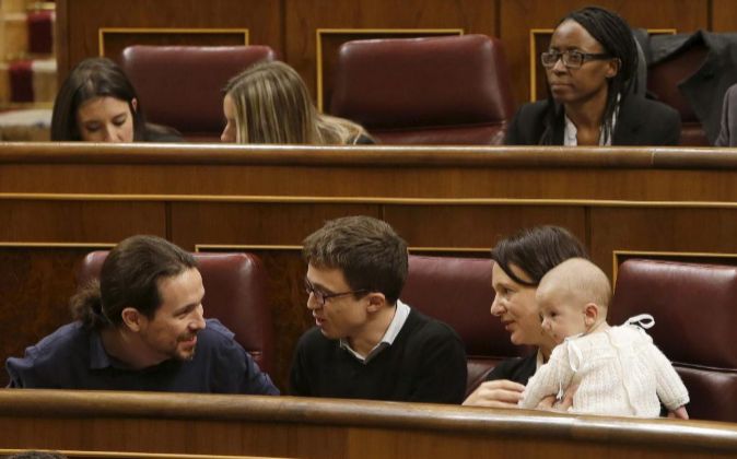 Pablo Iglesias, líder de Podemos, junto a sus compañeros Íñigo...
