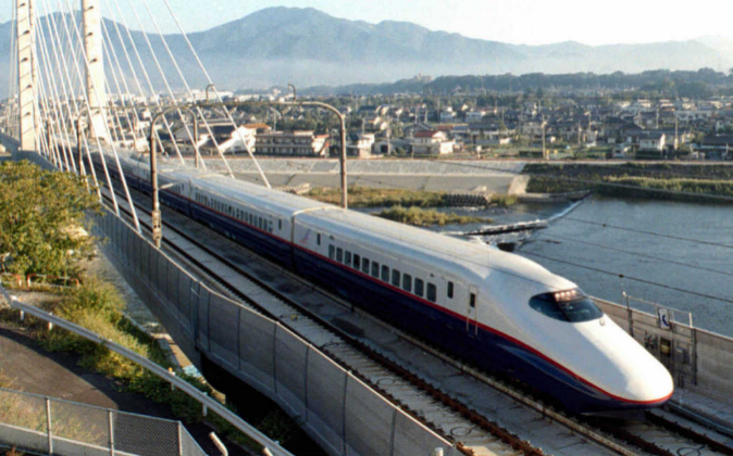Imagen de un tren bala en su trayecto hacia Tokio.