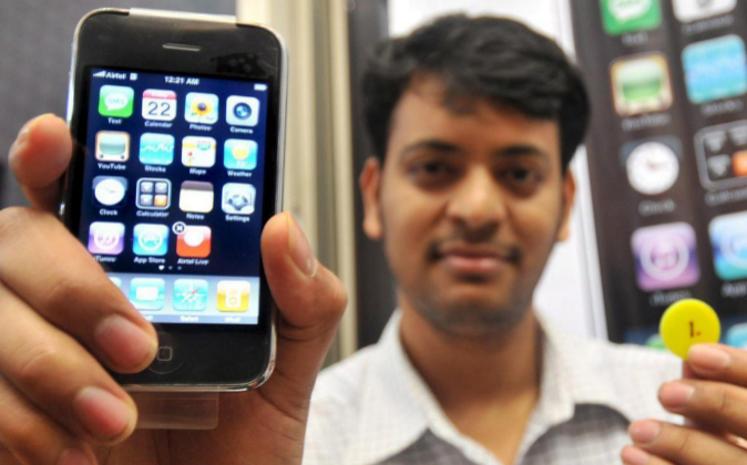 El primer cliente indio que adquirió el iPhone 3G en 2008 en una de...