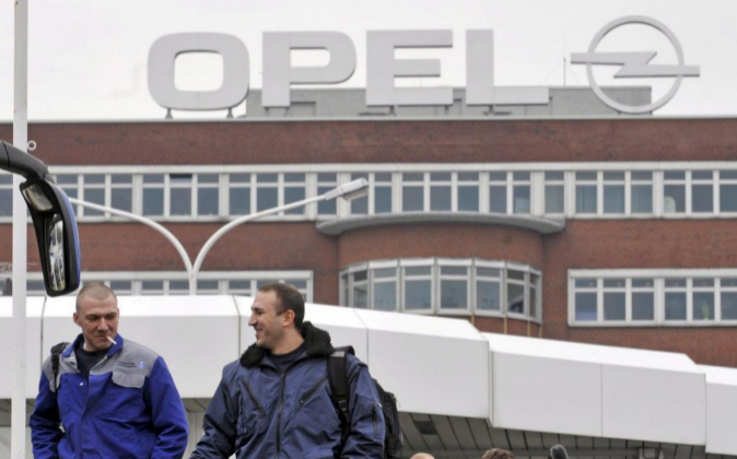 Operarios de Opel salen de trabajar de la planta que tiene en Bochum,...