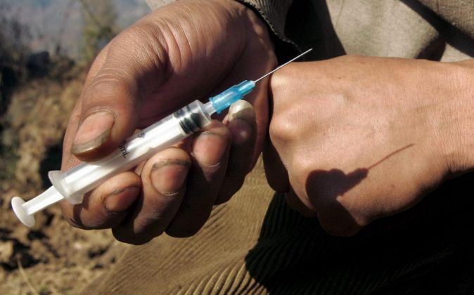 Un adicto a la heroína de 34 años, sin identificar se injecta un...