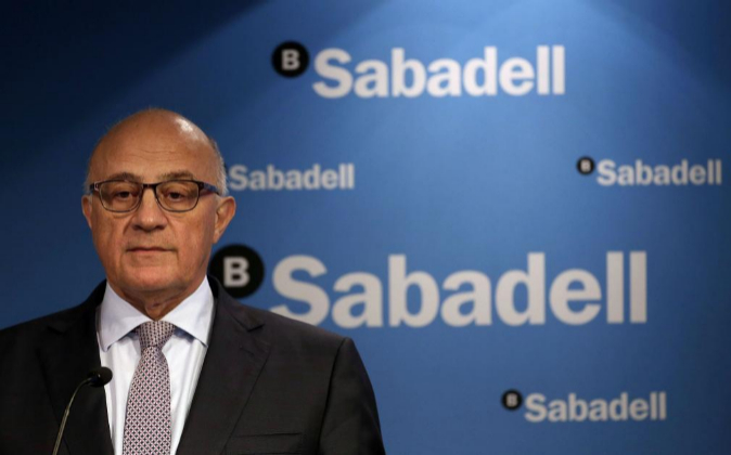 El presidente de Banco Sabadell, Josep Oliu, durante la rueda de...