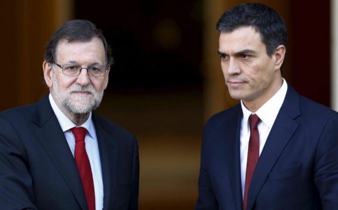 El presidente del Gobierno en funciones, Mariano Rajoy, y el líder...