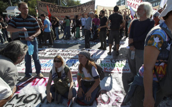 Jóvenes se manifiestan frente al Parlamento en Atenas, en Grecia el 6...