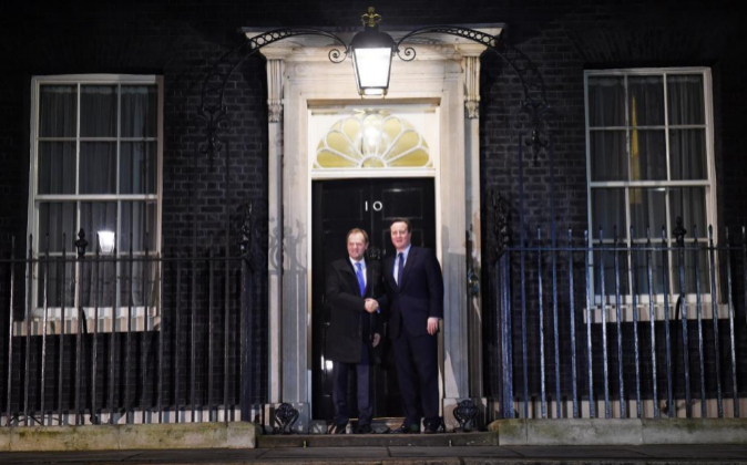 El primer ministro británico, David Cameron, y el presidente del...