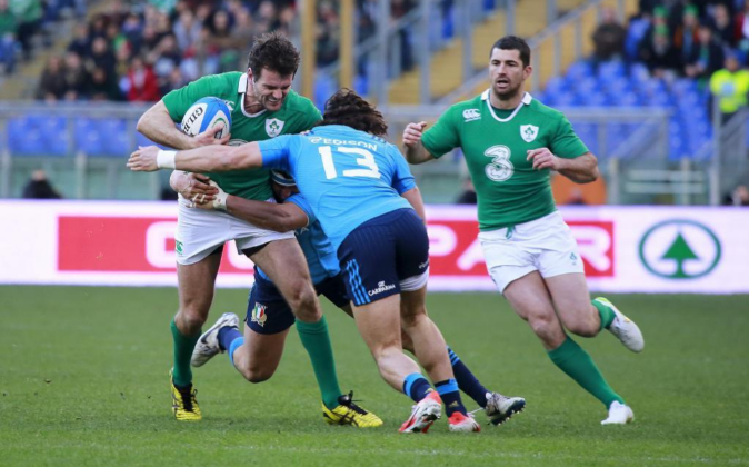 Partido de rugby entre las selecciones irlandesa e italiana.