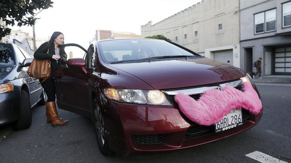 Uno de los vehículos de Lyft, con el característico bigote rosa, en...
