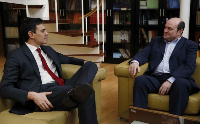 El secretario general del PSOE, Pedro Sánchez (i), se reúne con el...