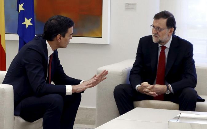 El presidente del Gobierno en funciones, Mariano Rajoy (d), y el...