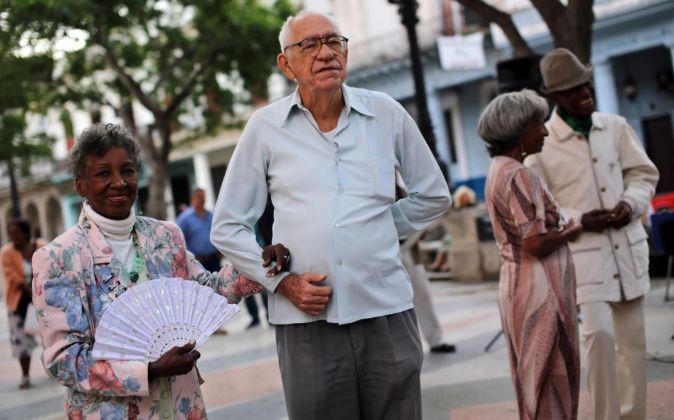 Parejas de ancianos caminan en el Paseo del Prado de La Habana (Cuba)