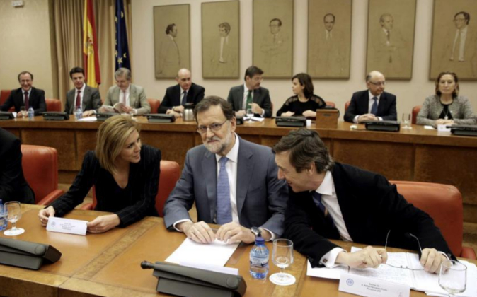 El presidente del Gobierno en funciones, Mariano Rajoy, junto a la...
