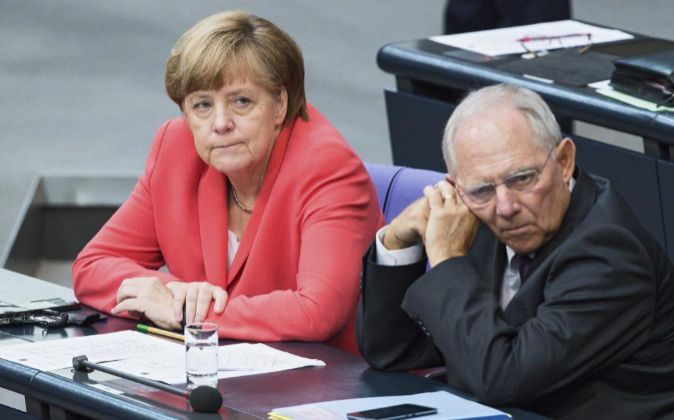 El ministro de Finanzas alemán, Wolfgang Schäuble, y la canciller...