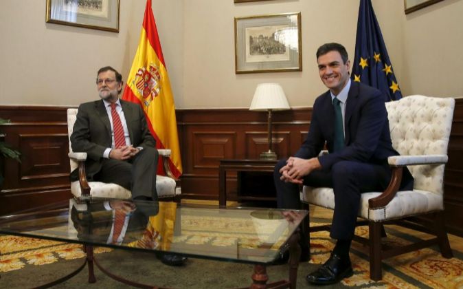 El presidente del Gobierno en funciones, Mariano Rajoy (i), y el...