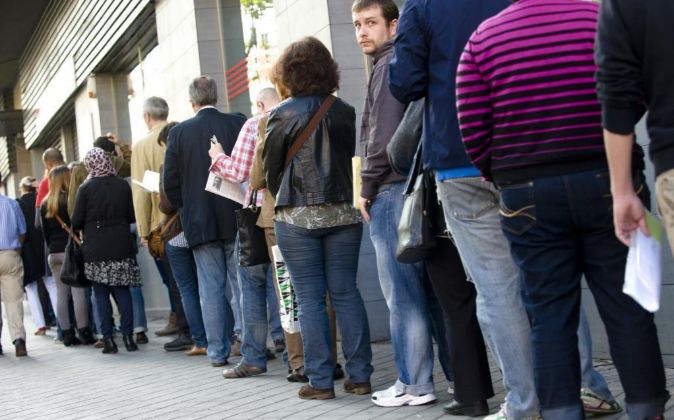 Una cola de parados frente a una oficina de empleo en Madrid.