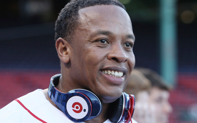 Dr. Dre con unos auriculares de su firma, Beats by Dre.