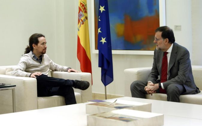 El presidente del Gobierno en funciones, Mariano Rajoy, junto al...
