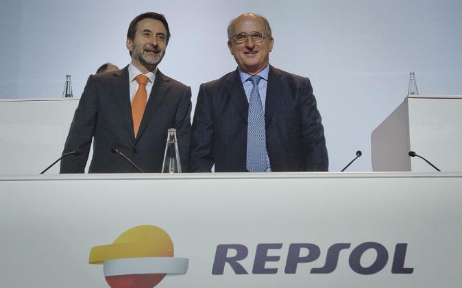 El presidente de Repsol, Antonio Brufau, y el consejero delegado, Josu...