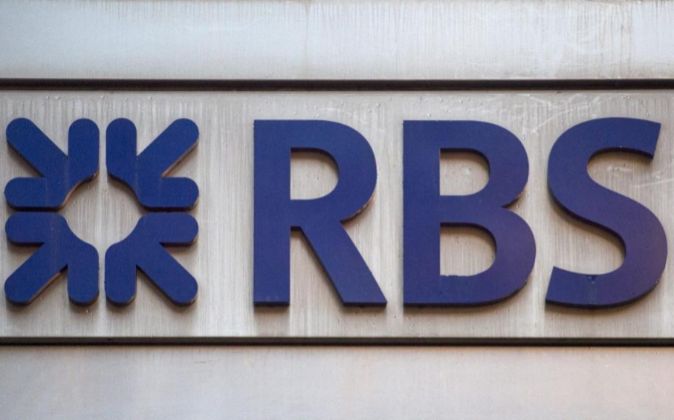 Vista del logotipo del banco Royal Bank of Scotland en la fachada de...