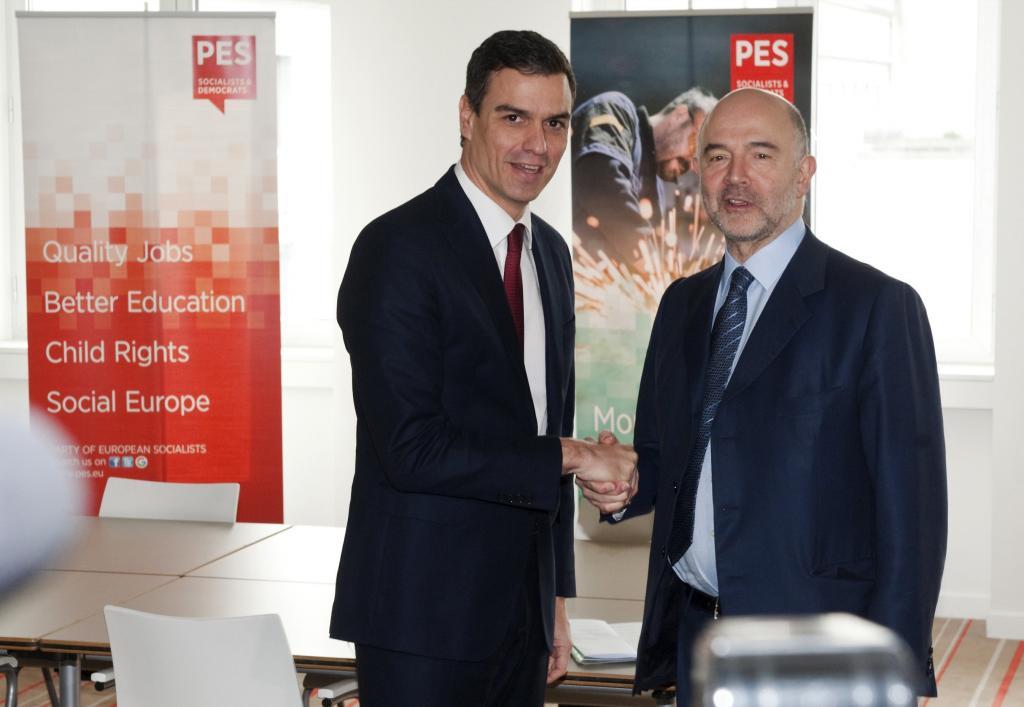 El secretario general del PSOE, Pedro Sánchez (i), reunido el 18 de...