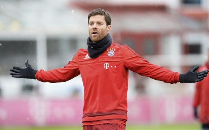 El centrocampista español Xabi Alonso, del Bayern de Munich, entrena...