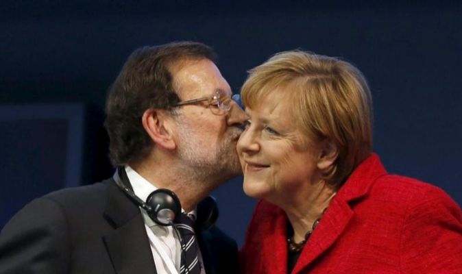 La canciller alemana, Angela Merkel (d) y el presidente del Gobierno...