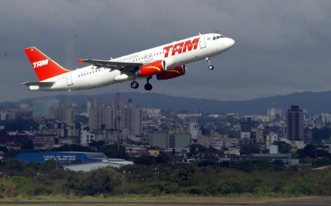 Detalle de un avión de la aerolínea TAM despegando del aeropuerto...
