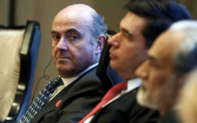 El ministro de Economía, Luis de Guindos (i), asisten a una sesión...