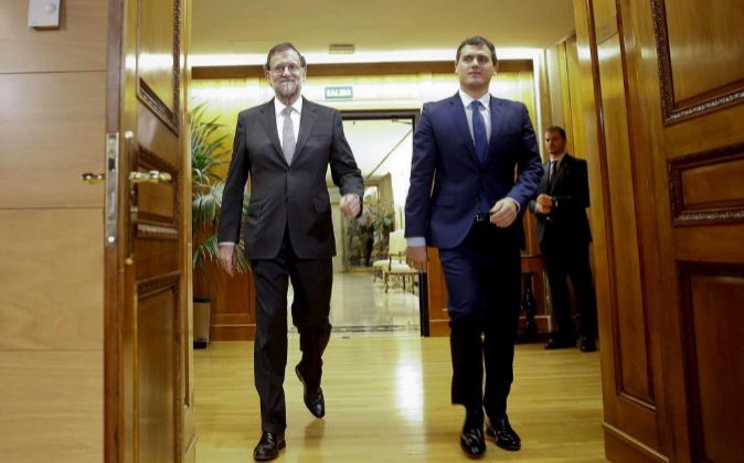 El presidente del Gobierno, Mariano Rajoy, y el líder de Ciudadanos,...