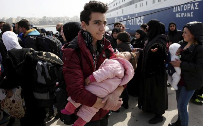 Refugiados de Siria e Irak llegan al puerto del Pireo, en Grecia.