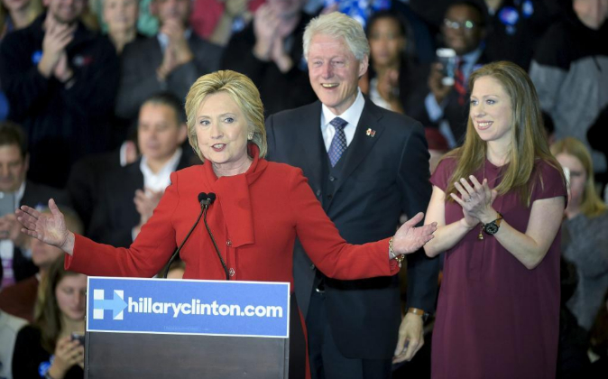 Sobre Chelsea Clinton, hija de Bill y Hillary, se especula acerca de...