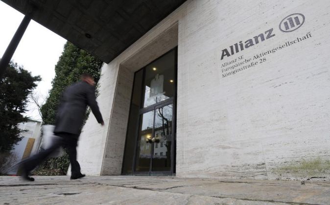 Un hombre entra en la oficina de la compañía de seguros Allianz.