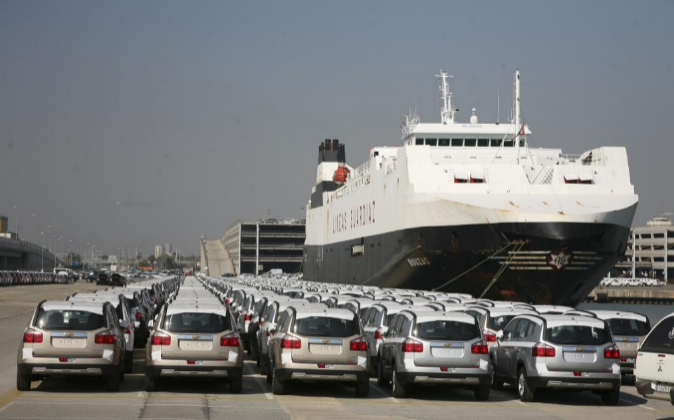 Carga de coches para exportación en el Puerto de Barcelona, en una...
