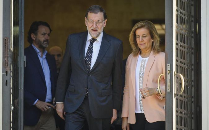El presidente del Gobierno en funciones, Mariano Rajoy, y la ministra...