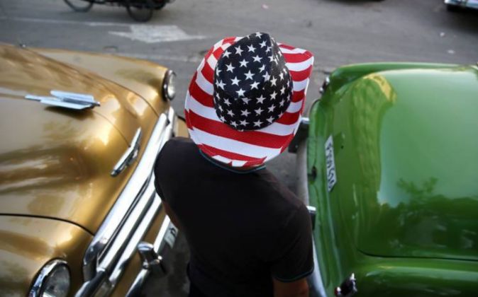 Un hombre con un sombrero con los colores de la bandera estadounidense...