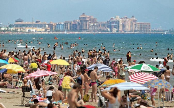 Cientos de personas se acercan a la playa para bañarse y tomar el sol
