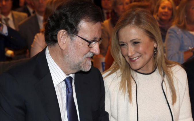 El presidente del Gobierno en funciones, Mariano Rajoy (i), y la...