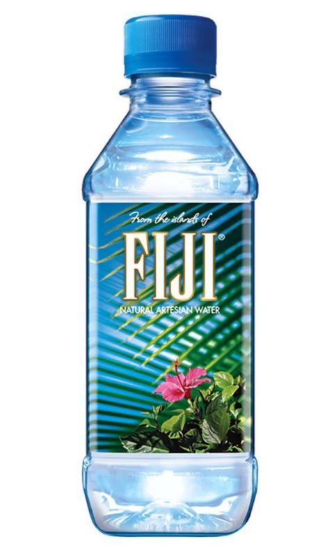 El agua Fiji, caracterizada por su pureza total, se compone de agua de...